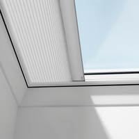 Cortina plisada en ventana de cubierta plana VELUX Madrid - MACOTRANS 2