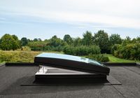 Cupula de cristal curvo de VELUX abierta