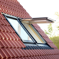 Ventana de tejado proyectante VELUX GPL con apertura panorámica y optimización de luz natural Ventana de tejado proyectante VELUX GPL con apertura panorámica y optimización de luz natural