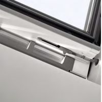 Fácil limpieza de una VELUX con su pasador de seguridad